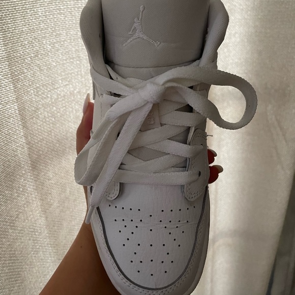 Youth Size Nike Air Jordan 1 Low - Picture 4 of 4